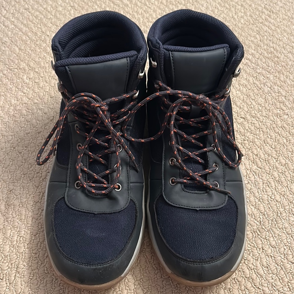 Men’s tennis shoes size 11